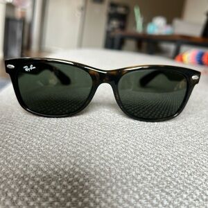 Ray-Ban Wayfarer Sunglasses in Tortoiseshell with case
